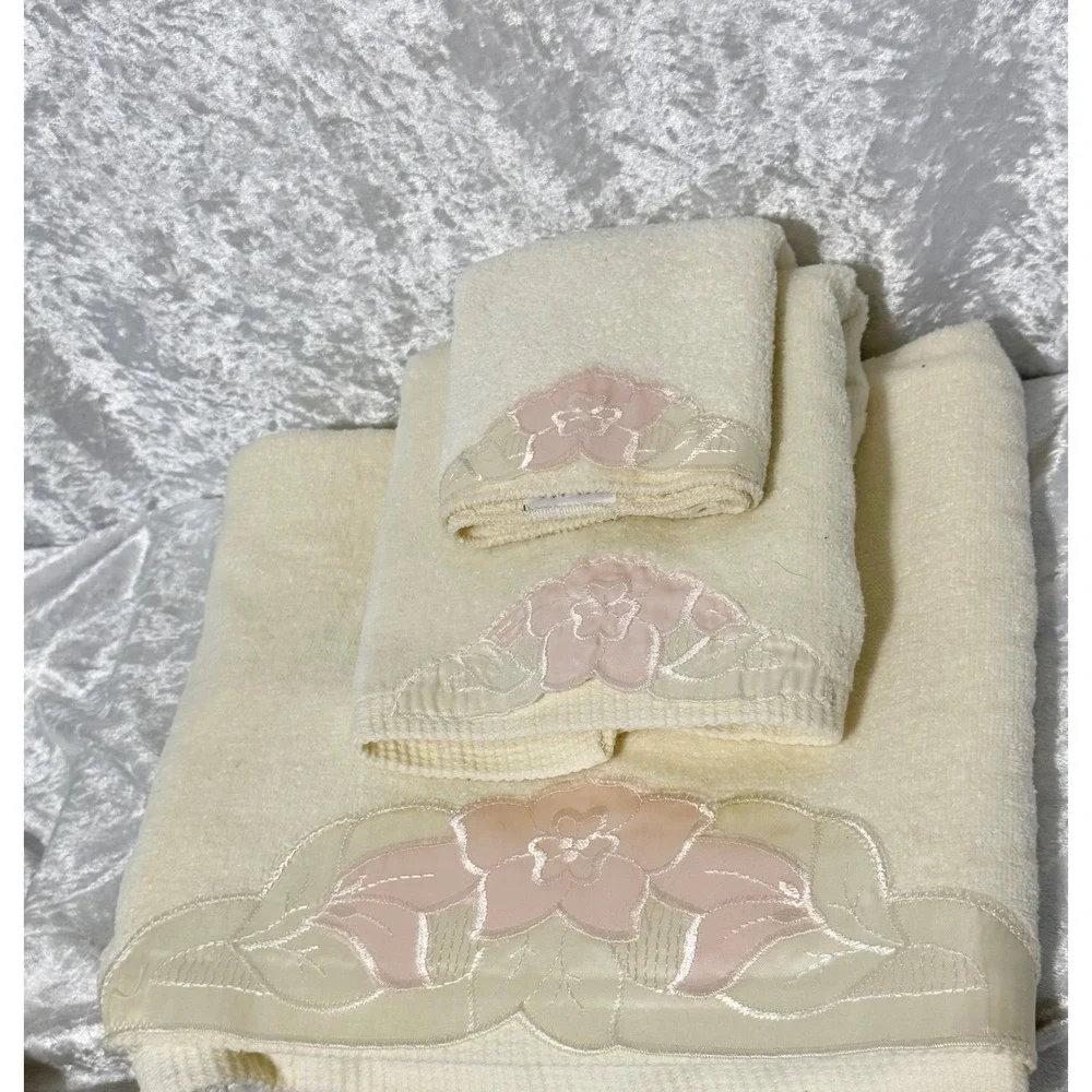 Vintage‎ 1978 Grand Prix by Avanti Cream Pink Floral Applique 5pc Towel Set USA
